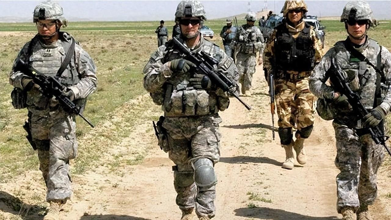 美国、法国军队遭数万人包围：关键时刻，俄罗斯大将从幕后走到前台