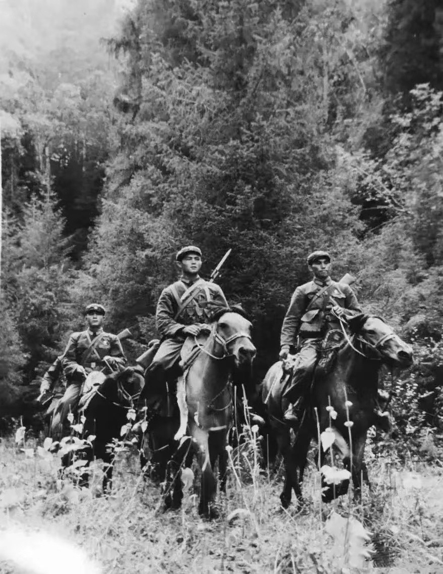 70年代，解放军骑兵背着56式在边境巡逻，战争时期，我军骑兵大多是龙骑兵，并不挥