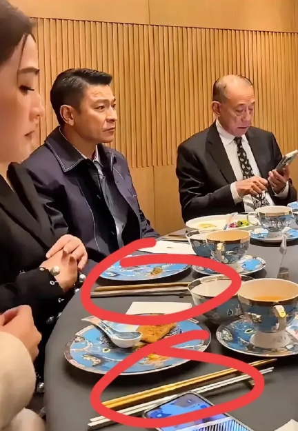 这又是什么规矩，为什么要摆两双筷子？