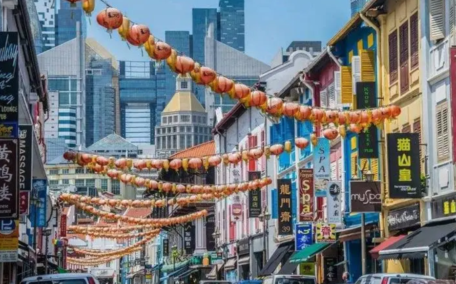 在美国的华人生活圈有个怪现象，就是华人害怕华人，一些老华人逐渐搬离华人区，但是又