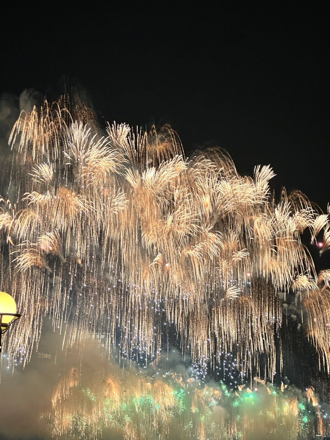 这一刻懂得了live的意义
长这么大第一次在广州看到这样的烟花