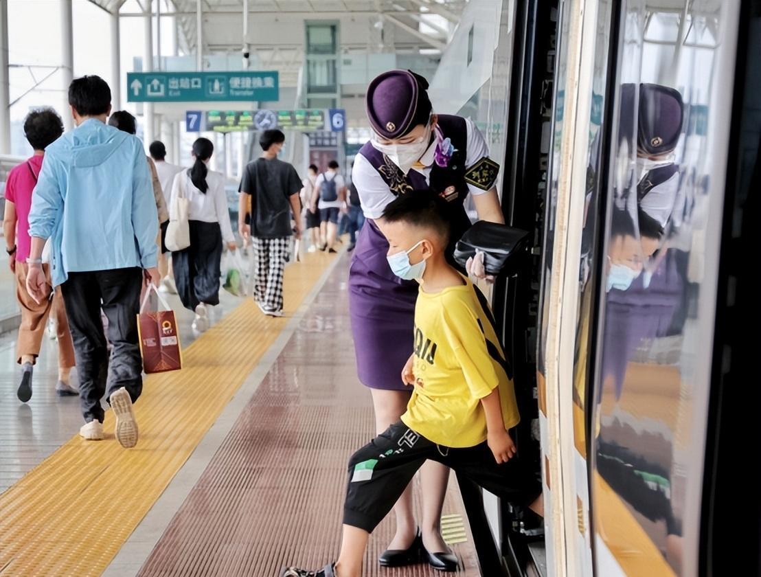 注意 7月20日起, 儿童乘火车必须携带有效身份证件