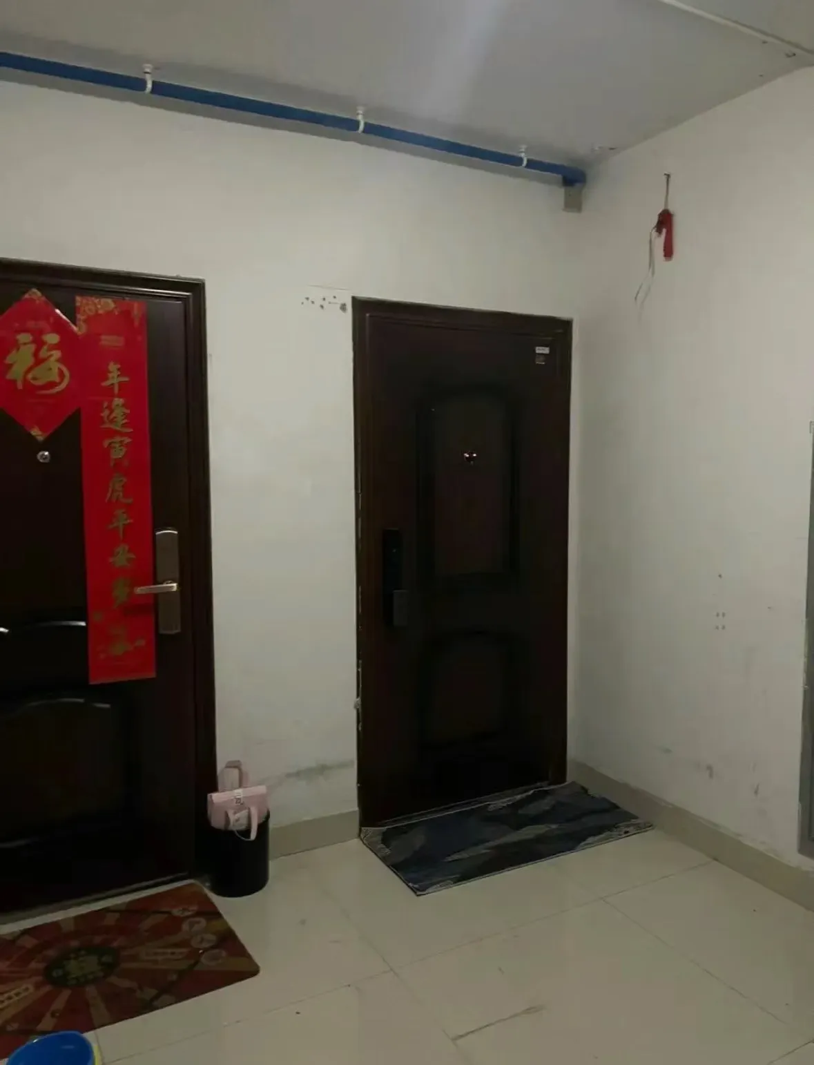 邻居竟然在过道做了一个鞋柜隔断墙！隔壁这家人懵逼了，直接气炸了！

我家是先装修