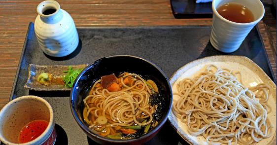 上海一碗面条50元，杭州一碗面条36元，深圳一碗面条30元，北京一碗面条25元，