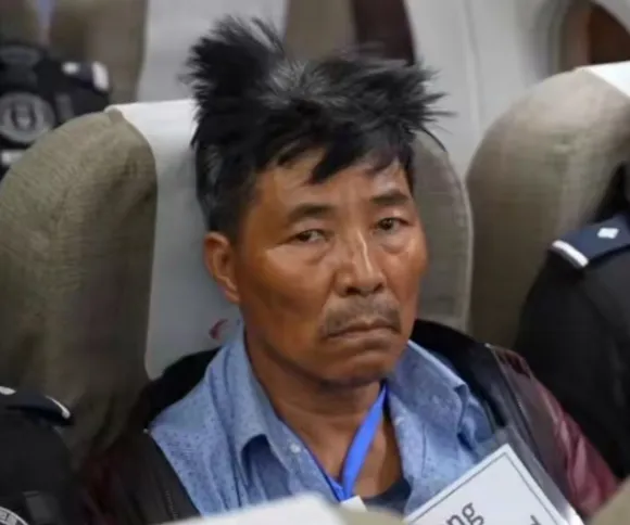 这家伙是缅甸电诈集团的首恶之一，被抓了还目露凶光，像一头关在笼子里的恶狼，恶狠狠