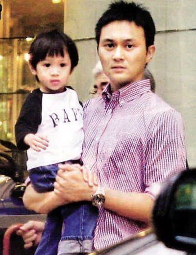 袁咏仪儿子这颜值，以后会出道吧?!
魔童（张慕童）从小就是个小帅哥，小时候父母为