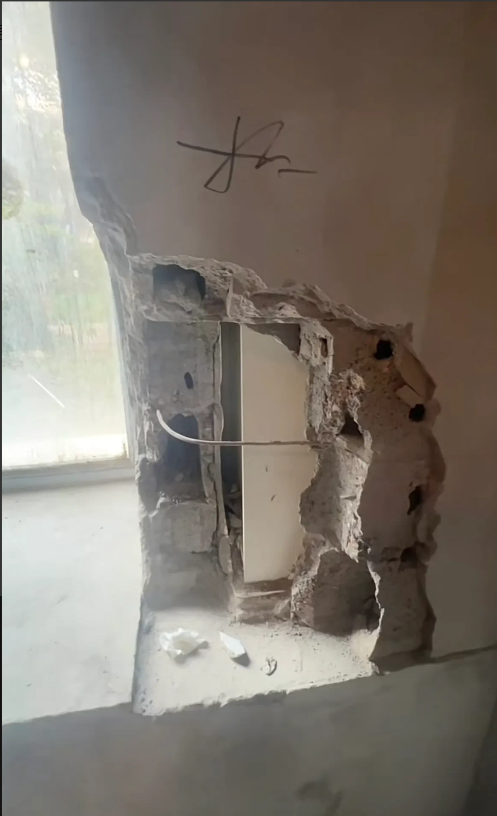 我真的被隔壁邻居惊呆了！家里开始装修，把飘窗边上砸进去，结果眼前的景象把我惊呆了