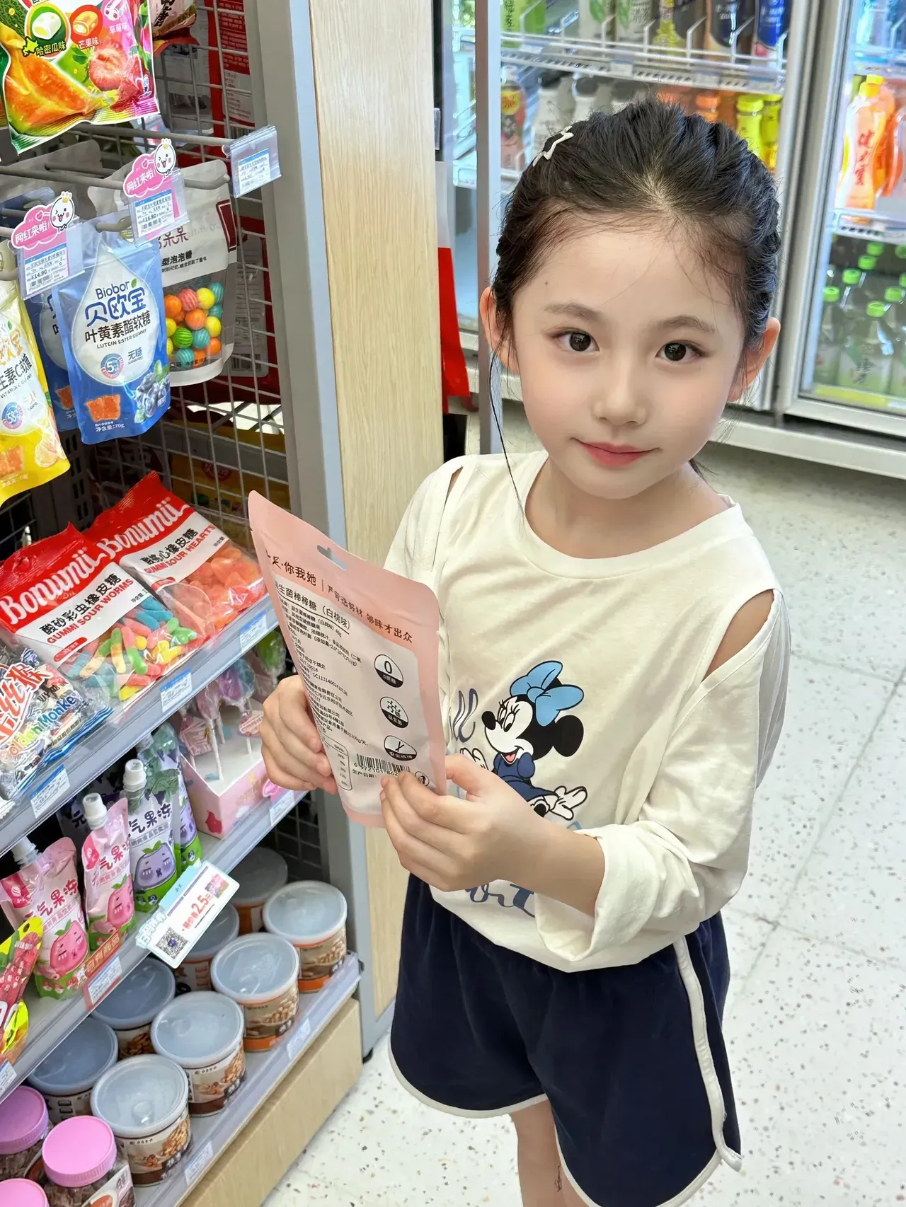 逛超市遇见一个神仙小女孩，这颜值简直爆表，好想以后也有一个这样的小棉袄。