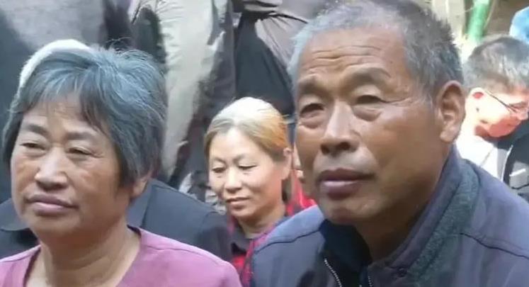 一位名叫江新林的航天员在太空中获得了一次与父母的通话机会。他开口的第一句话却是：