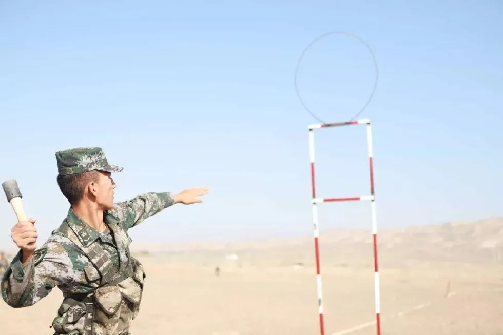 我的一个战友投掷手榴弹可谓一绝，新兵连时投弹纪录87.5米，全军纪录被一个新兵蛋