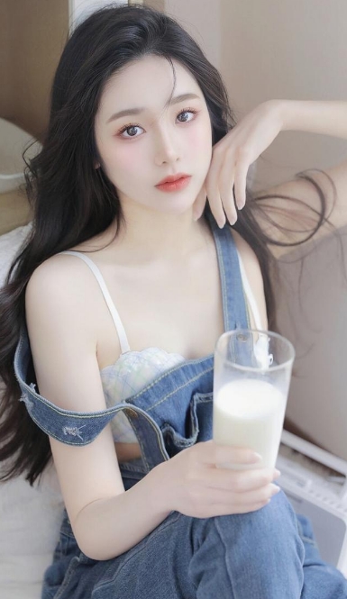 上联：云想衣裳花想容。

下联：？