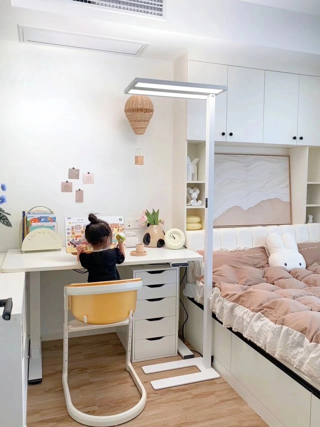 7 ㎡半包围儿童房｜大路灯真的实用
带飘窗的小卧室，延伸出来做了榻榻米。书桌布置