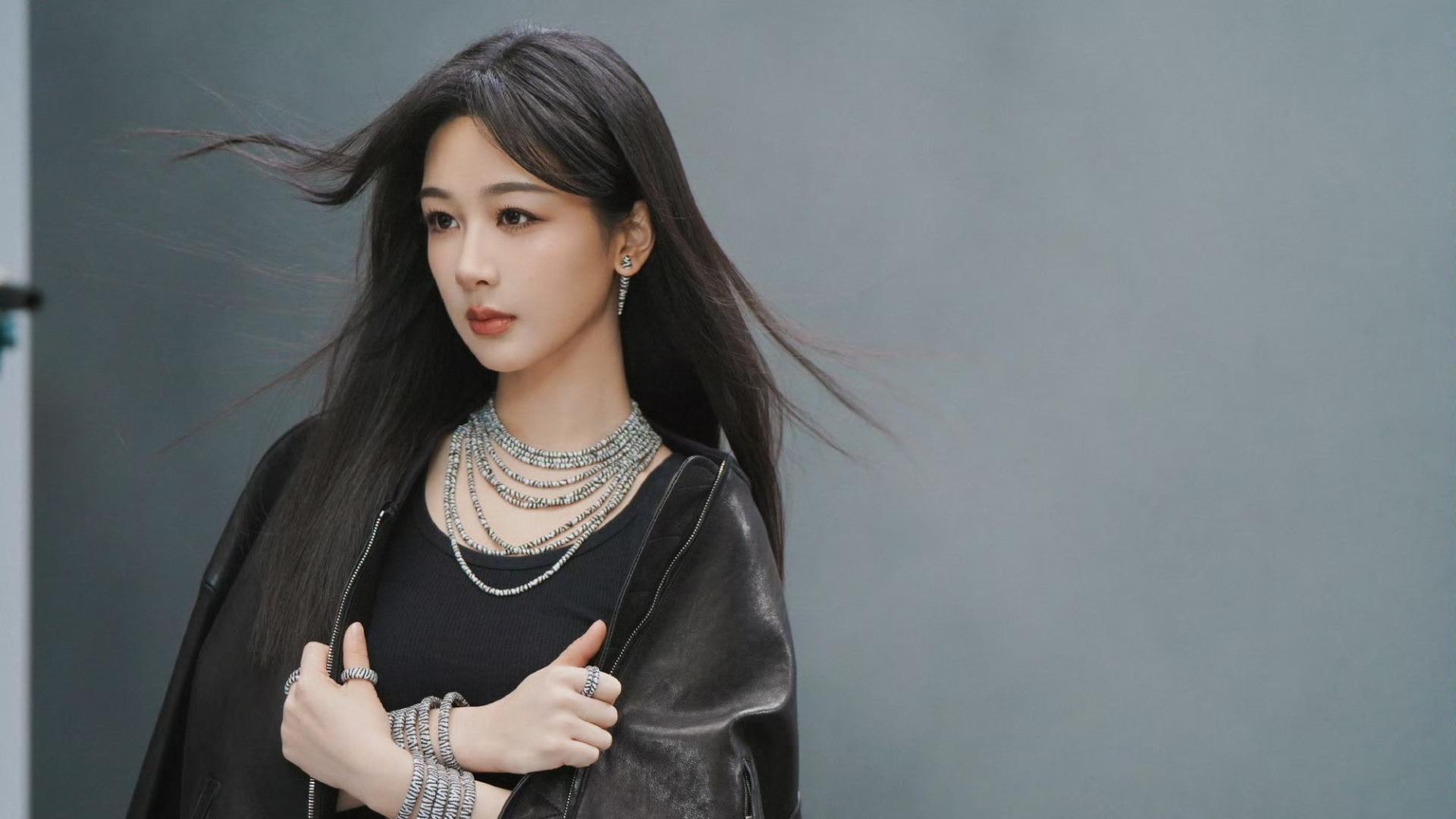 丑小鸭变天鹅？从自卑到充满松弛感，现在的杨紫美得太突出！