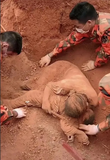 青海地震沙涌救援的现场！一个母亲趴在儿子上面护着孩子！可惜母子俩人双双遇难！还有