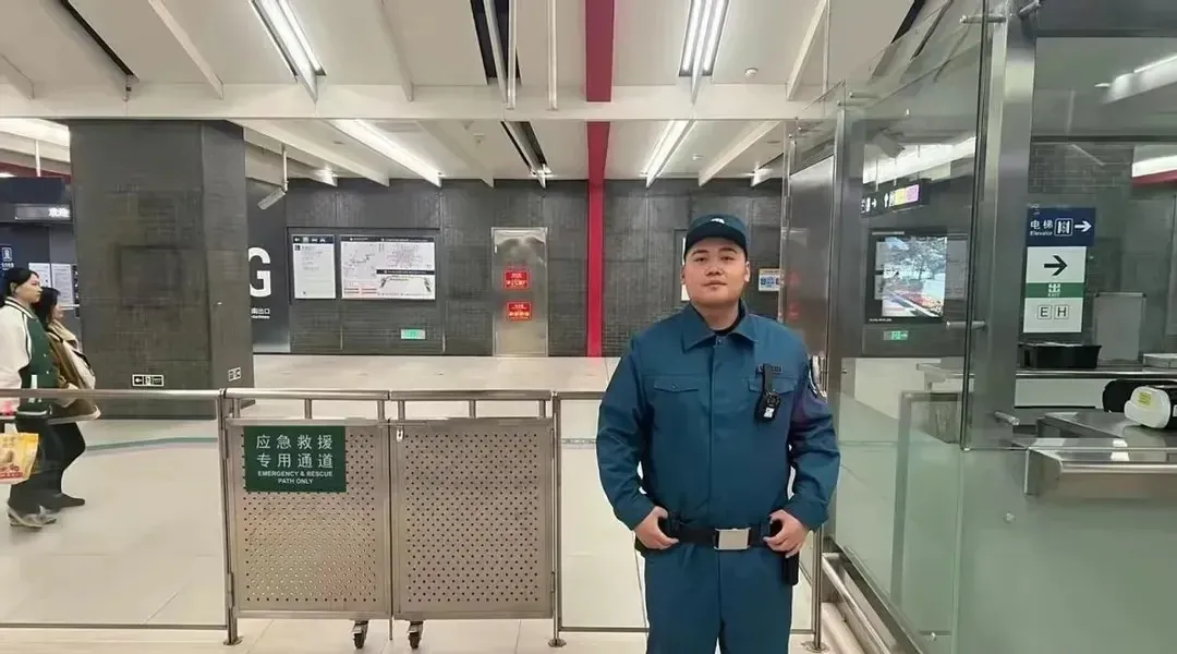 这辅警警服变化也太大了，和正式民警服装反差太大了，老百姓会不会反应不过来！不知道