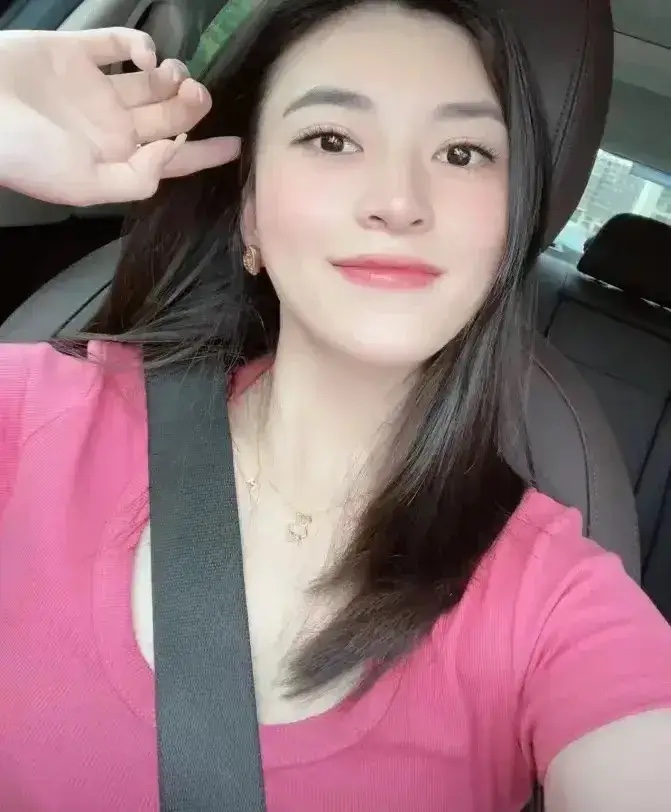 男性们一定要记住，与女性交往时，不要太严肃。当女性对你说：“加了一天班，我都快累