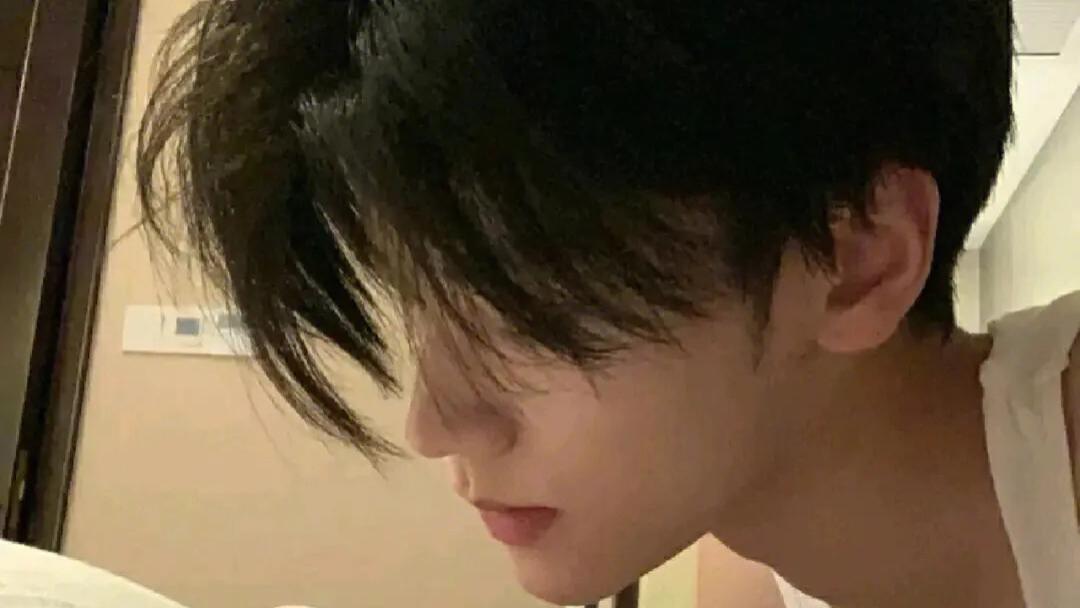 我误会校霸喜欢男人，结果被他按在墙上亲，后来他身体力行告诉我他确实是直男……