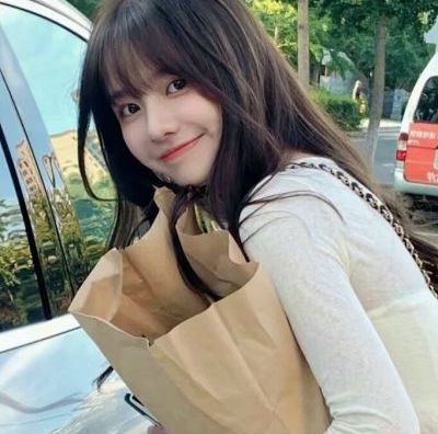 上联：女子倾城色绝伦，下联：?
