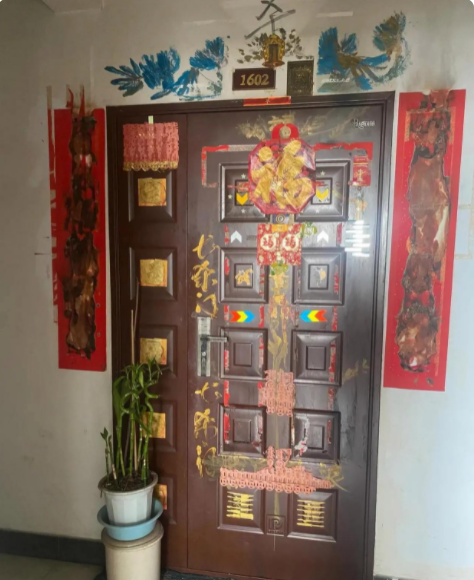 这门上都是啥呀！没一样看的懂，应该是些符箓啥的吧！

他家住我隔壁一个单元，但和