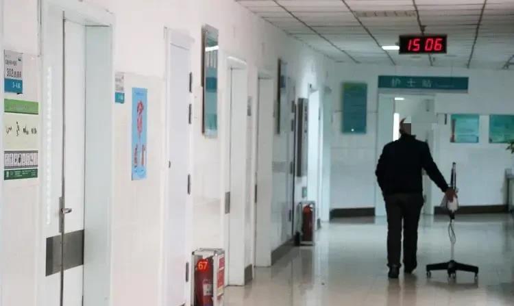 重庆，72岁老人生病独自入院，因多名子女均不来看望，入院第3天伤心过度跳楼自杀。