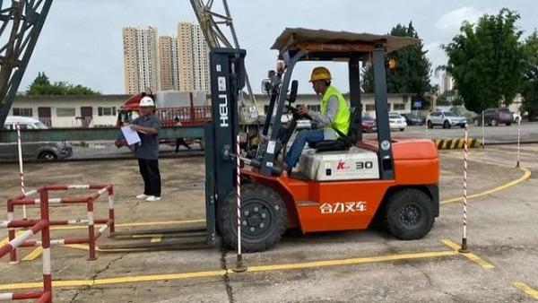 2024年成都叉车司机怎么开叉车，上岗证书怎么考？