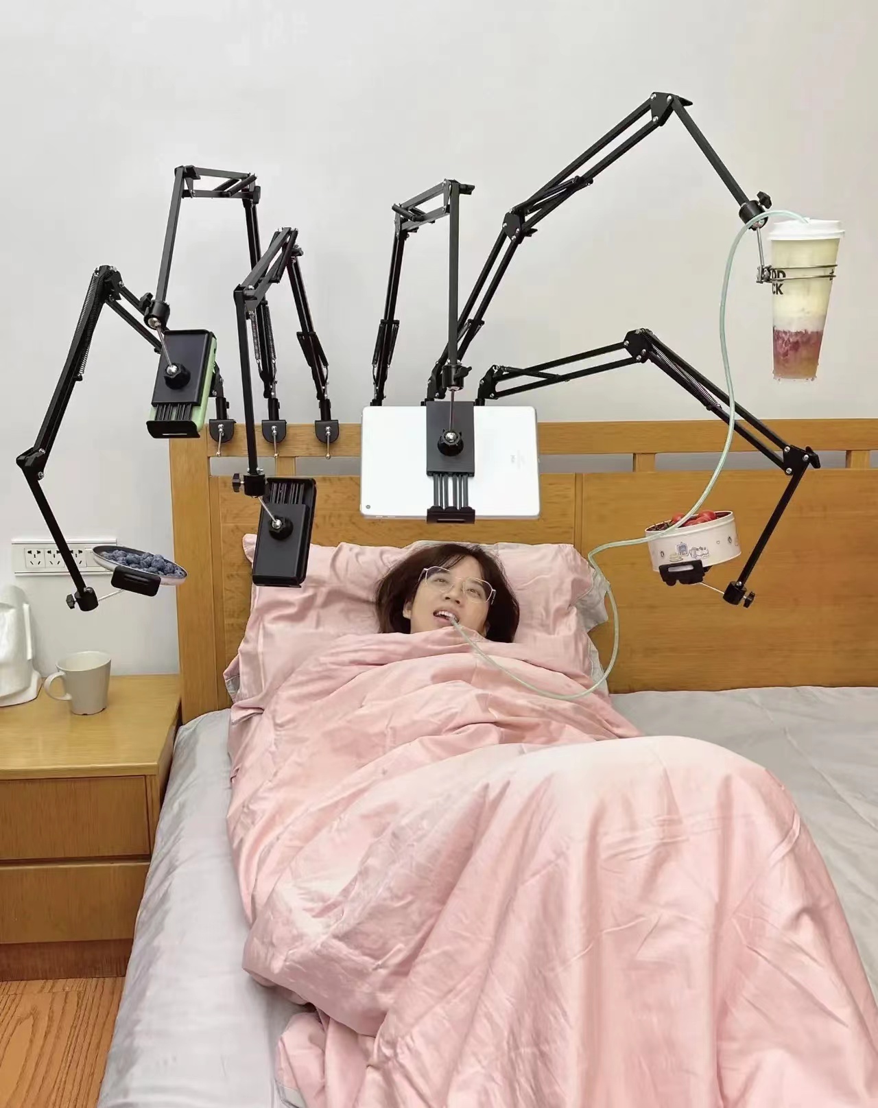 女儿这是怎么了？当今时代的孩子都这样吗？感觉废了又好像没废..
今天回家看见女儿