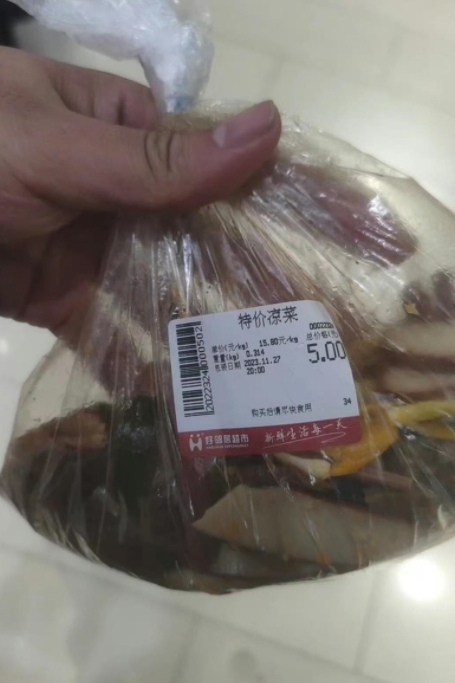 网友发帖感慨：我有那么一瞬间很心疼我男朋友！我俩是异地恋，一个月见一次。我有时候