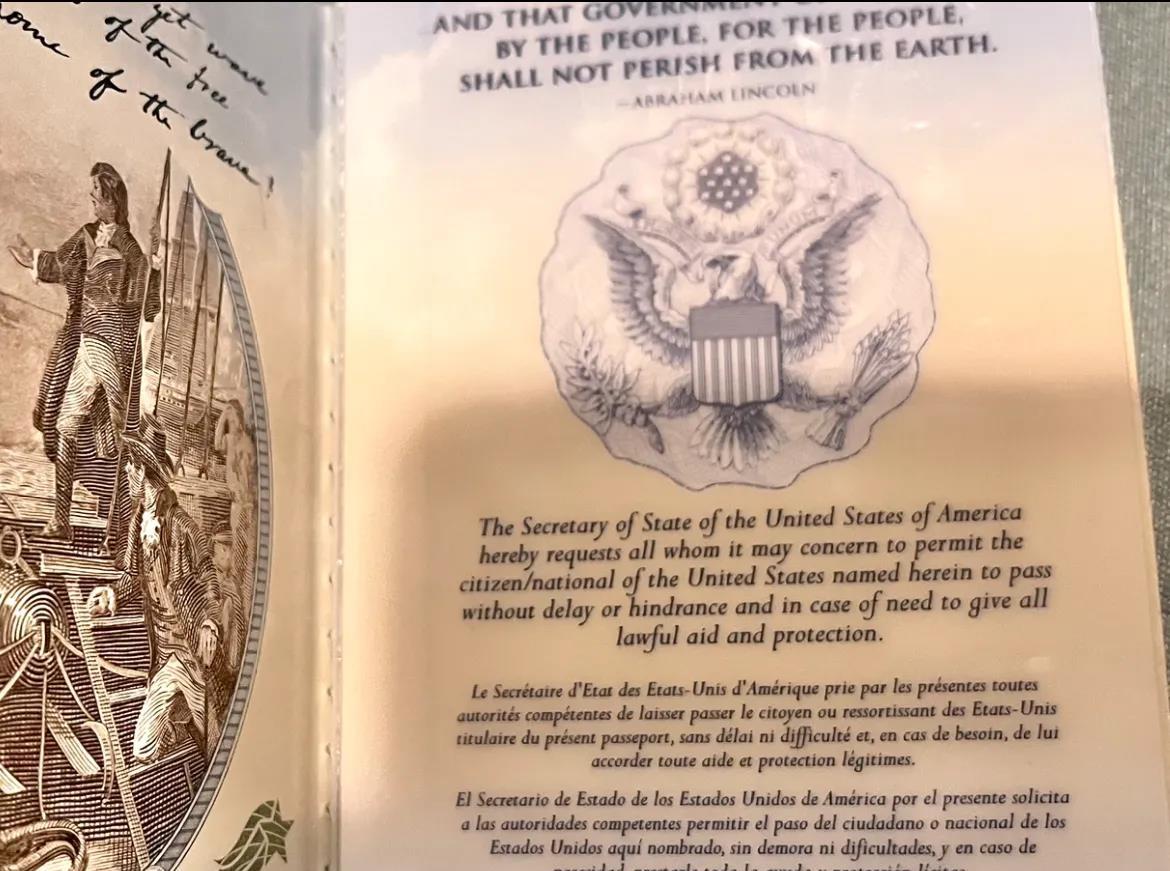 曾经见到过一个谣言：中国护照上写的是“中国外交部请各国军政机关对持次护照的人给予