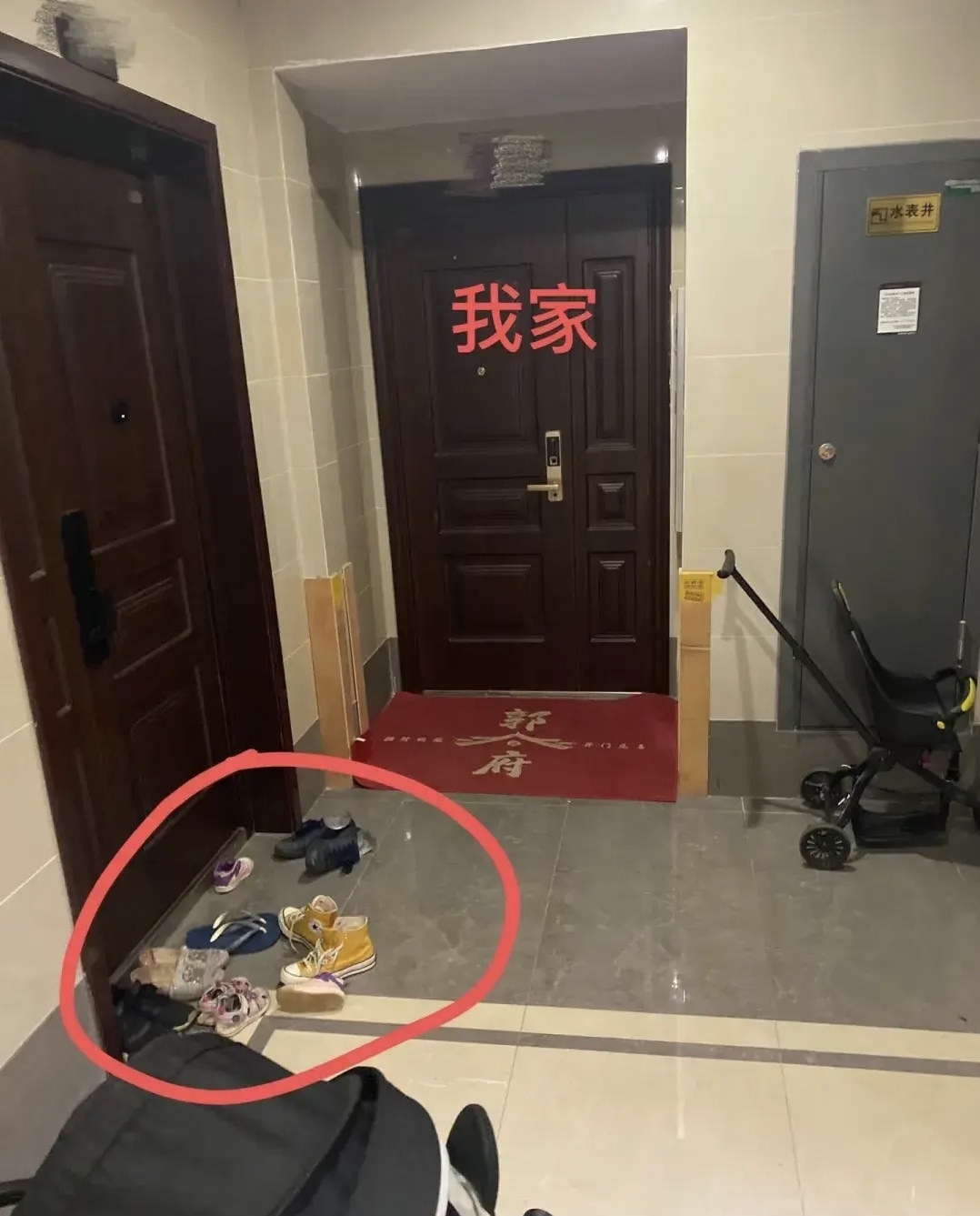 我家房子挂了4个月了
还没有卖出去
中介跟我说:让邻居收拾收拾他家门口，有的买家