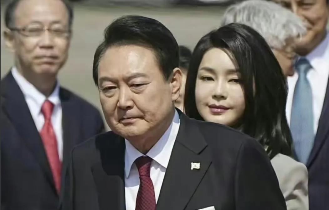 尹锡悦准备用韩国前常驻联合国代表赵兑烈接替外交部长朴振。
这样，朴振就成了申办世