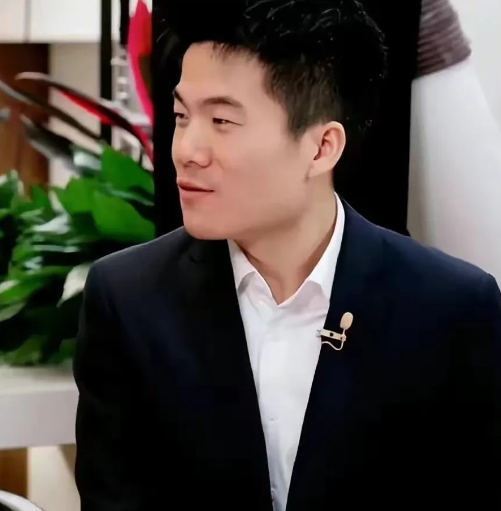 董宇辉直播卖洗发水，董宇辉介绍洗发水时说了一句，我为什么非常拒绝高价洗发水，因为