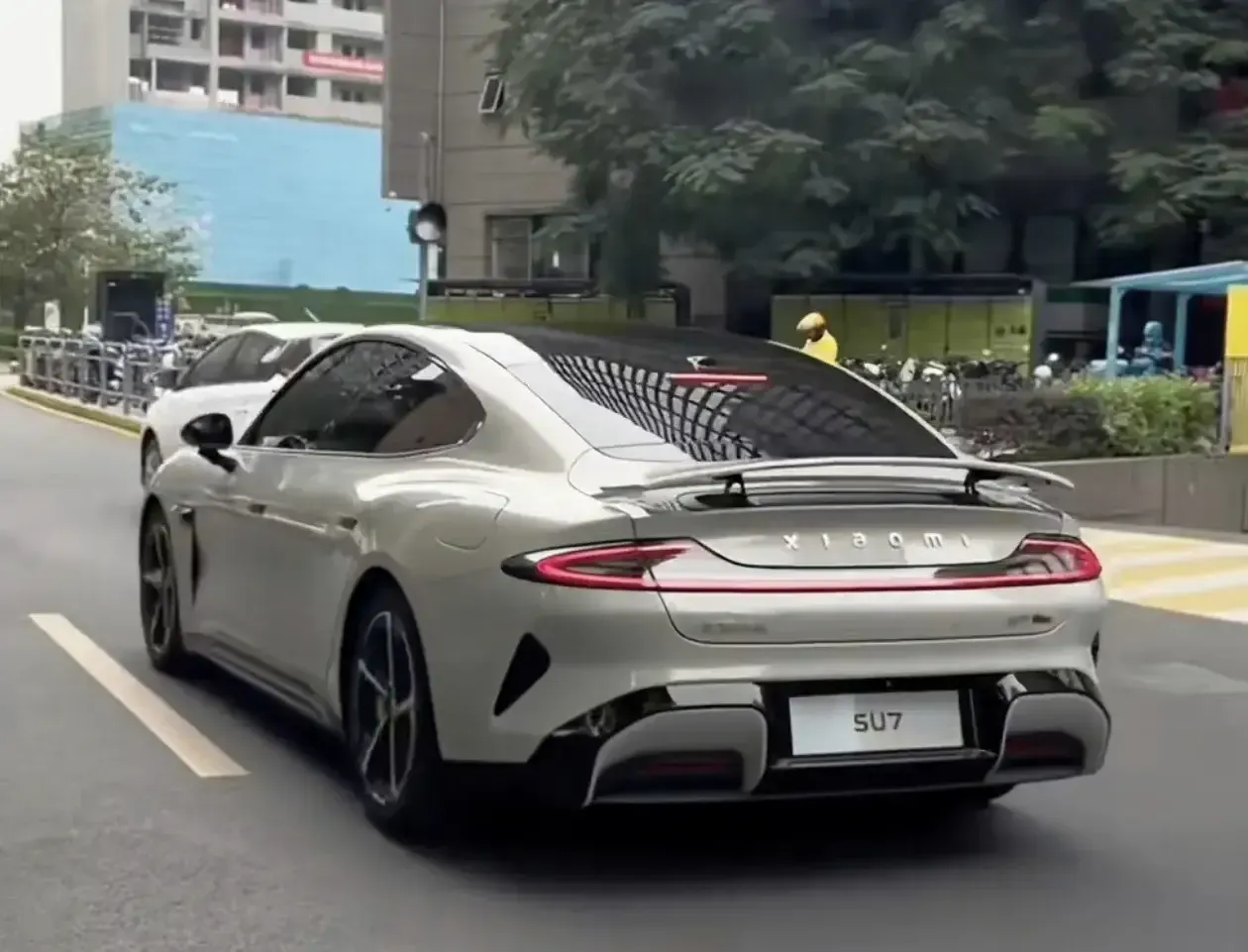 雷军投了100亿，竟然做出了国产保时捷

雷军用20万的价格复刻了一比一的保时捷