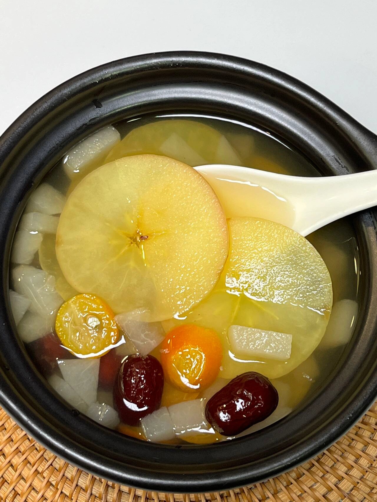 秋冬季节建议女生要多多喝这碗苹果雪梨汤，真的太润了！
特别是沙漠皮，经常干巴巴的