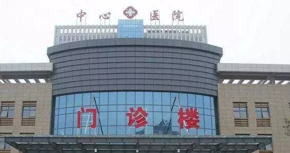 我女儿是医学硕士毕业生，她曾希望在市里的三甲医院工作，但未能如愿。最终，她选择了