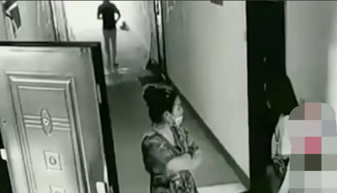 监控里，一个大妈把垃圾放到了对面门口，直起身才发现对门女主刚好回来。女主说：干嘛