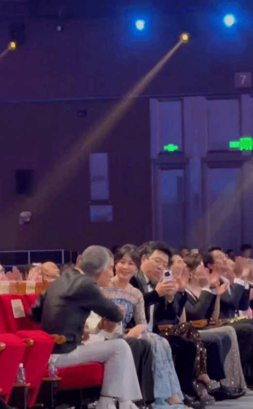 金鸡电影节上的人情世故，明星见到陈道明跟见到领导一样，但握手动作明星地位高低反应