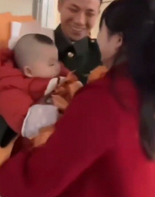 2023年，广西一名男子结束12年军旅生涯，妻子拿着一束花来到车站迎接，丈夫看见