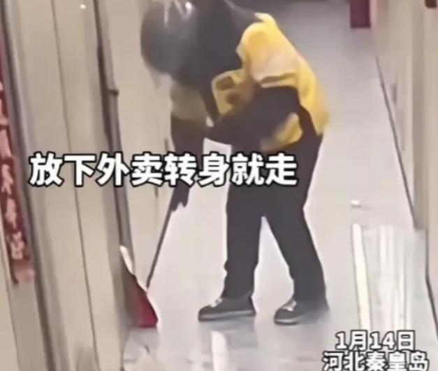 “太恶心！”河北秦皇岛，一女子点了份外卖，岂料，女子拿到后突然闻到一股尿骚味，还