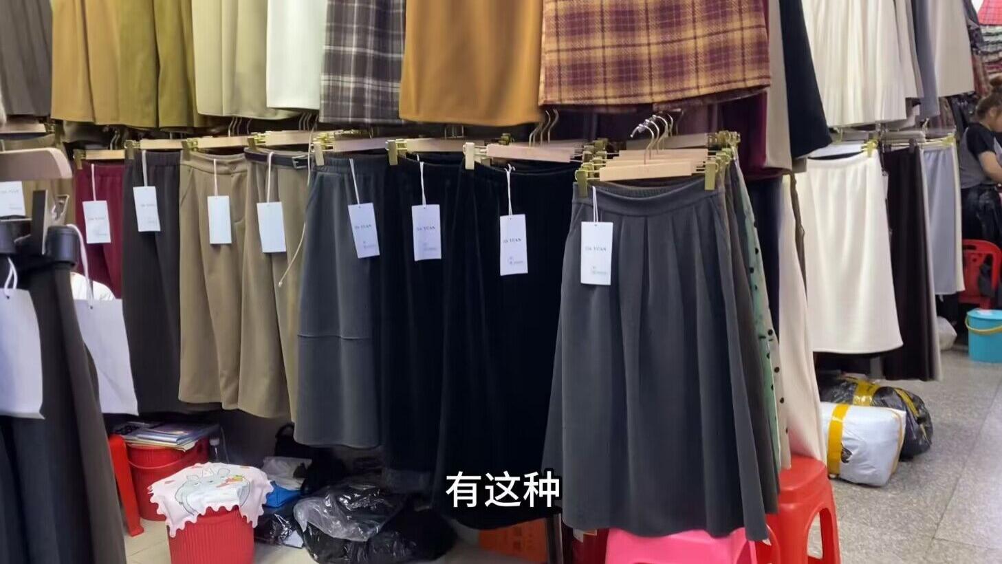看下广州服装市场半裙休闲裤，款式很多简单实穿，冬季百搭单品