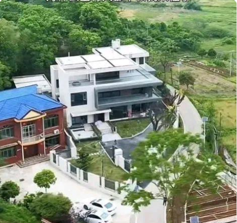 住在村头的一户，原来是村子里最穷的一户人家！

因为没有父母帮衬，年纪轻轻就和老