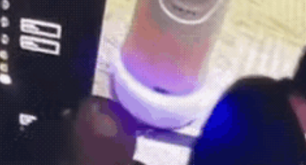 北京，酒店送货机器人欲进入电梯，一男子见状，一脚将机器人踹了出去。机器人“不服输