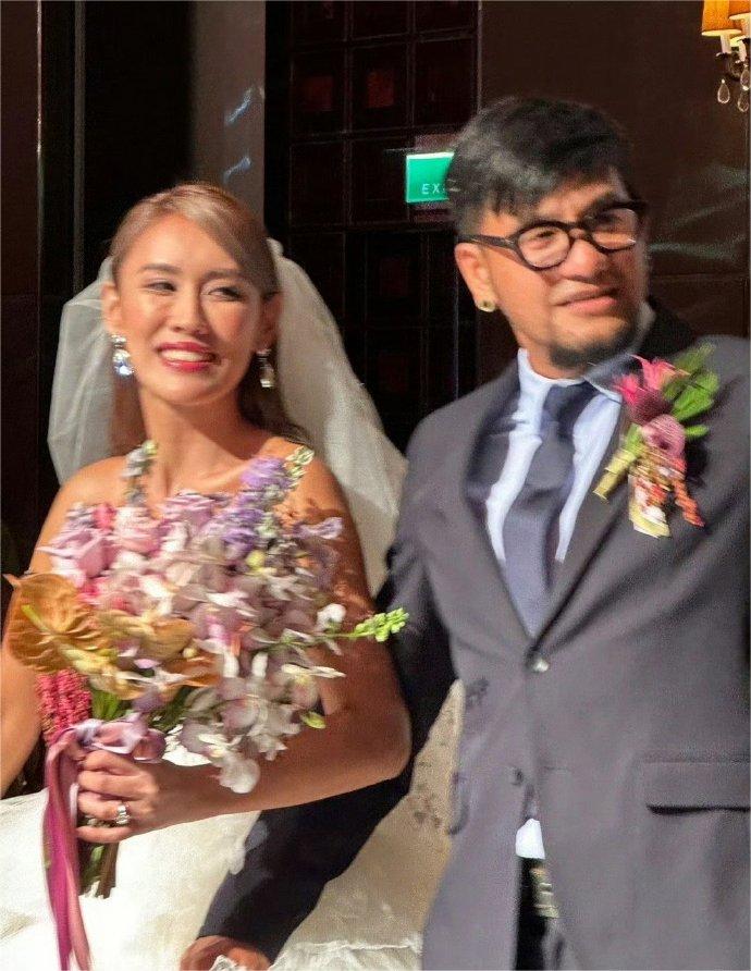 今年已经49岁的歌手张震岳，也和妻子完成了婚礼，众多圈内明星纷纷到场祝贺，两人幸