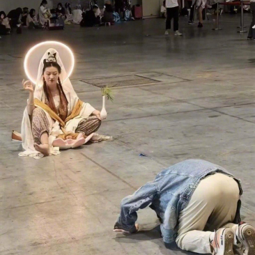 观音把脚露出来，不是很雅观吧？