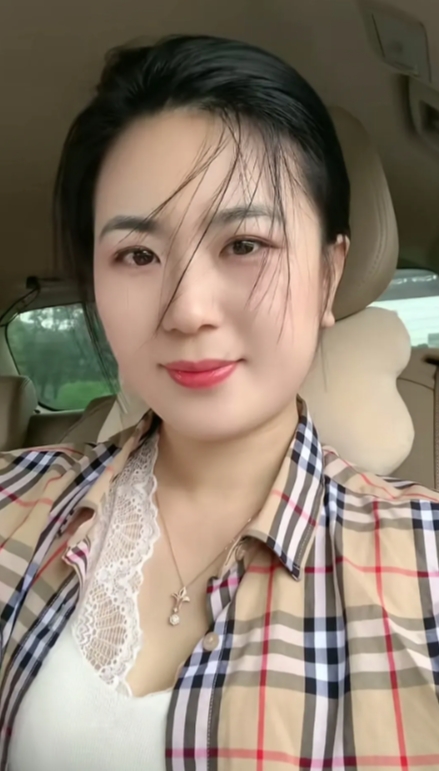 以前不理解爸爸，
为什么家里过的这么穷，
不舍得吃，不舍得穿，
一个玩具也不给我