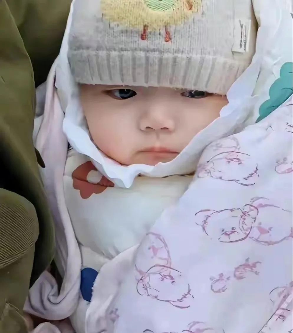 四川达州遗弃女婴后续：网友透漏出，孩子的父亲在一次不幸的车祸中丧生，而母亲在悲痛