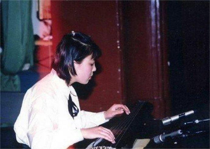 一个被毁掉的清华才女。这六张照片上的女子为同一人，可能很多人很好奇是什么造成了她