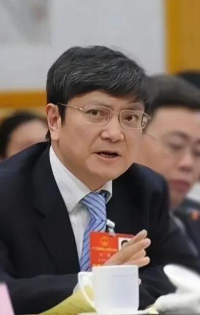某高校的校长郑强受邀发表演讲，然而他的讲演却在进行中偏离了主题。他突然问道：“同