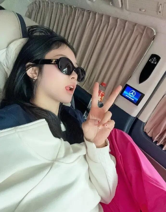 吴艳妮成功了，晒自拍，疑似炫富!
晒迈巴赫汽车，买lv包!
从运动员身份来讲，她