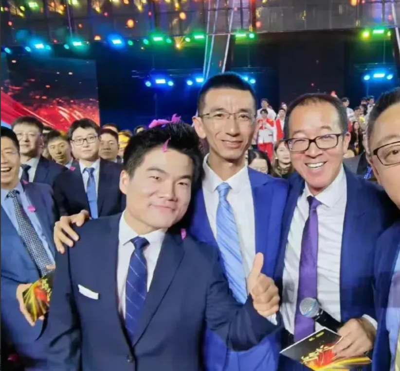 这不是一场闹剧，不过是一次“三仙献鼎局”的实操过程。
三仙献鼎局的核心逻辑，其实