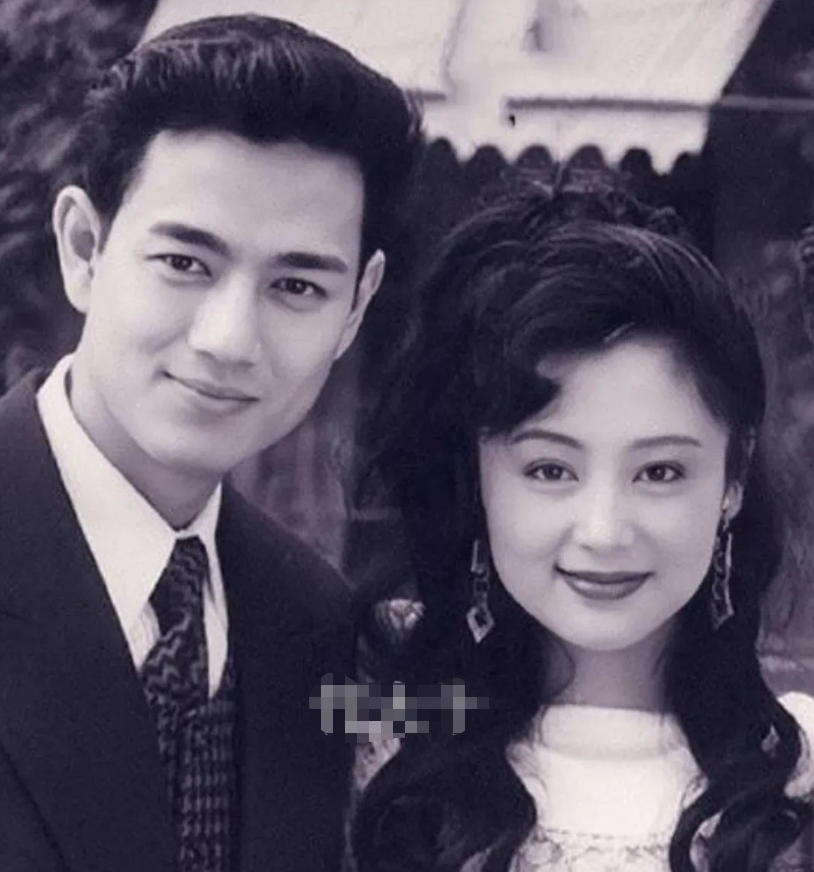 俊男靓女，这也太“般配”了，这男演员是谁呀？帅呆了。
陈红大家很熟悉了，是公认的
